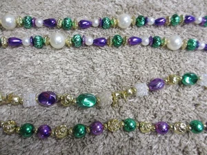 Lote de 2 collares de cuentas de Mardi Gras con detalles púrpura verde y dorado - Imagen 1 de 2