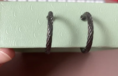 Pendientes de clip Judith Ripka con aros texturizados de plata de ley .925 Foto 1 de 4