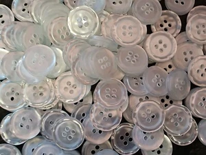 Botones efecto madreperla semi transparente de 4 agujeros 17 mm x 12 y un regalo gratis 🎁  - Imagen 1 de 4