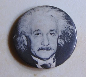 Bottone spilla pubblicitaria Albert Einstein causa anni 60 - Foto 1 di 2
