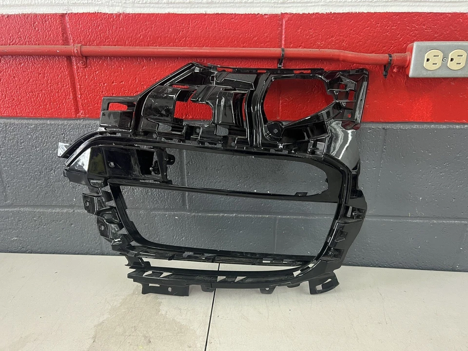 2017- 2021 PORSCHE PANAMERA FRONT LEFT GRILLE BRACKET OEM - Image 1 of 4