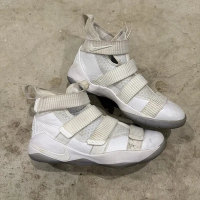 Zapatos de baloncesto Nike juveniles 5 blancos LeBron Soldier 11 Mid Athletic GS 918369-103 Foto 1 de 4