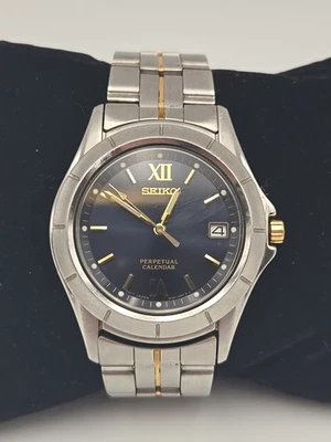 Reloj de cuarzo para hombre Seiko Perpetual Cal 38 mm dos tonos gris esfera fecha 8F32-0079 Foto 1 de 4