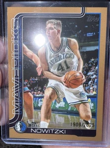 2025-26 Topps Flagship Dirk Nowitzki Base Gold SP #252 /2025 Dallas Mavs HOF MVP - Bild 1 von 3
