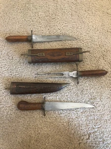 Vintage Messer/Gabel Set & Tranchiermesser Indien handgeschnitzt Holz & Messinghalter Schlösser - Bild 1 von 12