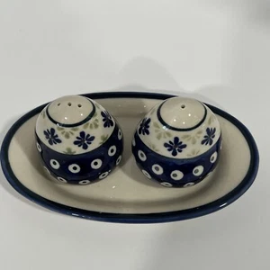 Vintage Boleslawiec Polish Pottery 7.5” SALT and PEPPER Shakers With / Tray NEW - Picture 1 of 10