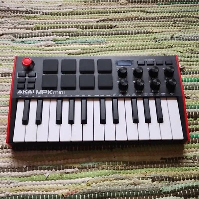 Controlador Akai MPK Mini MK3 USB MIDI con 8 almohadillas retroiluminadas asignables  - Imagen 1 de 2