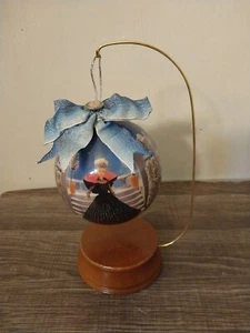 MATRIX 1998 HOLIDAY BARBIE 4" ADORNO DECOUPAGE VINTAGE + SOPORTE adorno de madera - Imagen 1 de 8