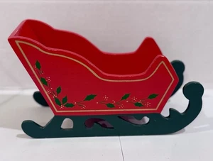 Vintage roter Weihnachtsschlitten aus Holz mit Stechpalmenmuster - 8” x 5” - Bild 1 von 8