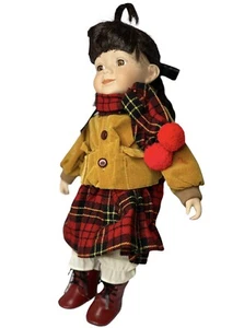 Bambola porcellana vintage 15" occhi marroni bruni, supporto plaid tartan incluso - Foto 1 di 7