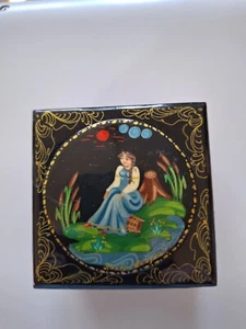 Baratija/caja/ataúd Palekh ruso lacado vintage 2,5 x 2,5 x 1", nuevo - Imagen 1 de 3
