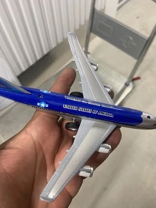 Air Force One United States Of America Boeing 747 - Picture 1 of 6