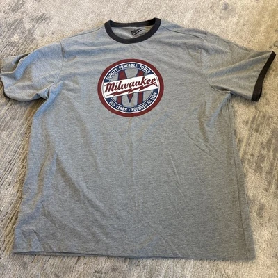 Camisa Milwaukee Para Hombres XL Gris 100 Años Herramientas Portátil Logo Gráfico Camiseta Foto 1 de 3