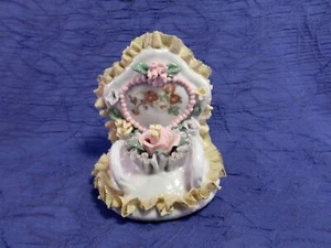 Statuina cuscino sedia porcellana ceramica vintage - Foto 1 di 5