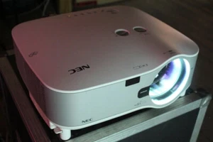 *NEC NP3250*LCD Beamer Projektor 5000 600:1 Lumen Lens-Shift WLAN Warping DVI - Bild 1 von 13