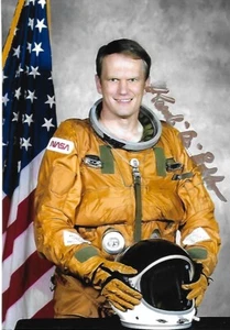 Foto Karol Bobko Auto/firmada 4x6 NASA Astronaut Group 7 Espacio ¡RARA MIRADA DE AUTENTICIDAD! - Imagen 1 de 1