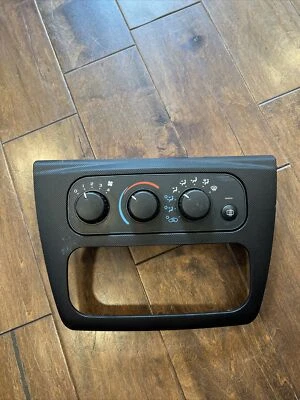 DODGE STRATUS/SEBRING 2001-2006 AIRE ACONDICIONADO BISEL DE CONTROL DE CLIMA P/N: 04596277AA Foto 1 de 4