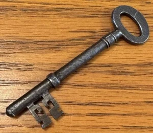ANTIQUE METAL KEY - Picture 1 of 5