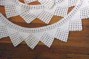 12.5-ft long crocheted vintage diamond-pointed trim. Works for 4' dia. cloth - Picture 1 of 7