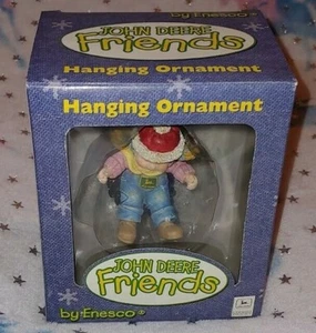 NEU JOHN DEERE FRIENDS HÄNGENDE ORNAMENT Weihnachten von ENESCO Mädchen Nikolausmütze - Bild 1 von 2