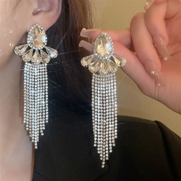 Orecchini a perno con cabochon bianchi e frange fili di strass pendenti 10.3X4cm - Immagine 1 di 1