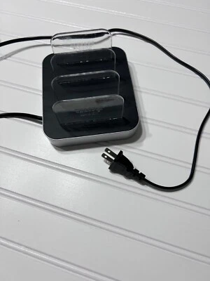 Estación de carga universal de 3 puertos Sharper Image Foto 1 de 4