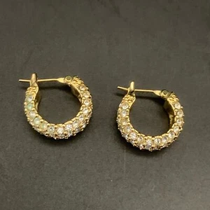 Pendientes pequeños de aro de diamantes de imitación Monet firmados vintage tono dorado - Imagen 1 de 8