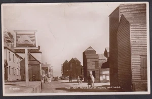 VINTAGE RPPC POSTCARD THE NET HOUSES,OLD TOWN,HASTINGS - Picture 1 of 2
