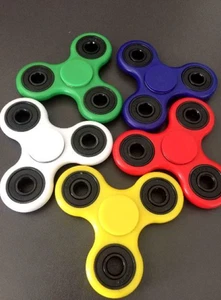 Fidget spinners enfoque dedo mano estrés spinner rojo azul negro verde blanco NUEVO - Imagen 1 de 1