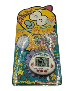 Vintage Dinkie Dino TK 910 Watch Me Grow Up Tag für Tag Haustier Schlüsselanhänger Neu in Verpackung weiß - Bild 1 von 2