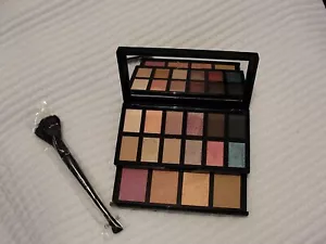 Lancome A Parisian Wanderlust Eye and Face Palette with Brush Full Size 0.81 oz - Picture 1 of 5