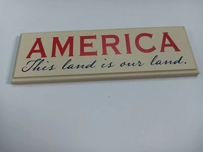 Placa de madera Danielson Designs "América esta tierra es nuestra tierra" - ¡Envío RÁPIDO! Foto 1 de 4