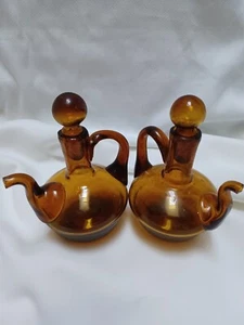 Vintage 50er Paar mundgeblasene Braunglas Krüge mit Stopfen Griffe & Ausgießer EG - Bild 1 von 14