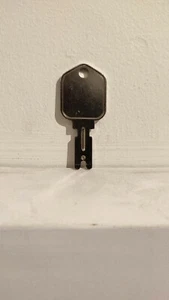 Forklift key for Hyster Caterpillar Yale Mitsubishi Clark Daewoo forklifts - Picture 1 of 3