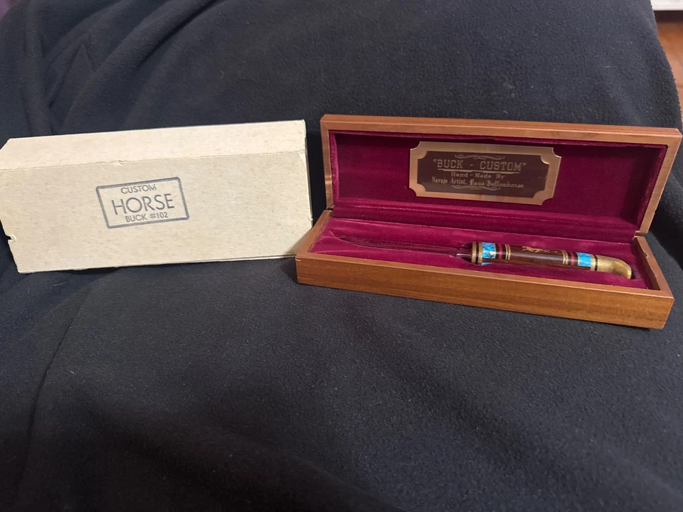 Cuchillo Buck de hoja fija David Yellowhorse personalizado 102 caballo (mustang)-caja de madera Foto 1 de 1