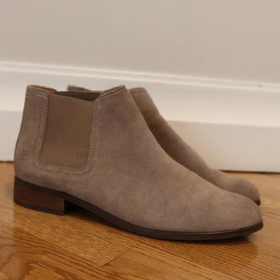 FRYE Mallory Chelsea Gamuza Cuero Botas Taupe Pull On Botines Caída Tacón 7.5 Foto 1 de 4