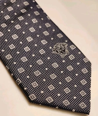 Corbata de seda Versace gris cuadrado diamante geométrico y logotipo de cabeza de Medusa hecha en Italia Foto 1 de 4