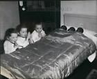 Press Photo The Triplets say their prayer before bed - KSB57529