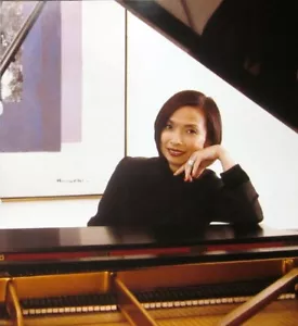 JOSIE NATORI Ausschnitt 1997 sexy Farbfoto philippinisch-amerikanische Modedesignerin - Bild 1 von 1