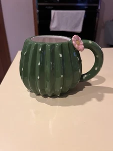 Taza de café cerámica verde desierto con forma de cactus flor rosa texturizada - Imagen 1 de 7