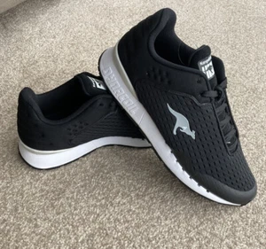 KANGAROOS TRAINERS BLACK AND WHITE SIZE 7.5 BNWOT - Imagen 1 de 6