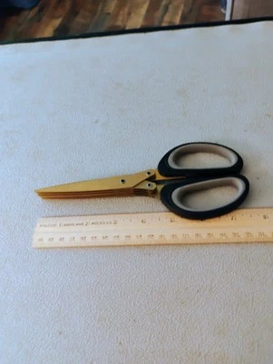 Uma tesoura de trituração revestida de titânio perto de nova em folha - Imagem 1 de 4