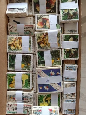 1 KG DE TIMBRES EN BOTTES  - Photo 1/4
