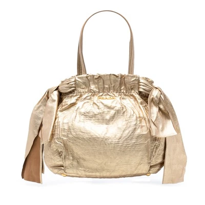 Cartera de cuero dorada con lazo antiguo de napa metálica Prada autenticada Foto 1 de 4