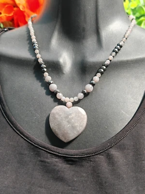 Colgante corazón cuarcita gris y collar de cuentas de piedras preciosas de plata hematita Foto 1 de 4