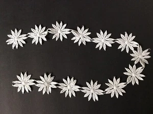 "Apliques bordados de encaje blanco con flores de 2"" - NUEVOS - 26,5""" - Imagen 1 de 2