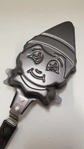 Elf On The Shelf Shaped Pancake Skillet Christmas elf face Molded Skillet New - Picture 1 of 12