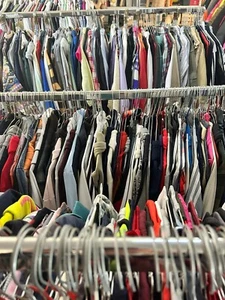 Box 5Kg Abbigliamento usato Firmato e Vintage grado A stock affare kilo seller - Zdjęcie 1 z 9
