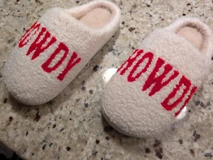 NEW women's slippers size 7-7.5, HOWDY word design in Red on White/beige - Picture 1 of 5