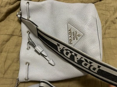 Серая сумка-ведро Prada с альтернативными ремнями  - Изображение 1 из 4